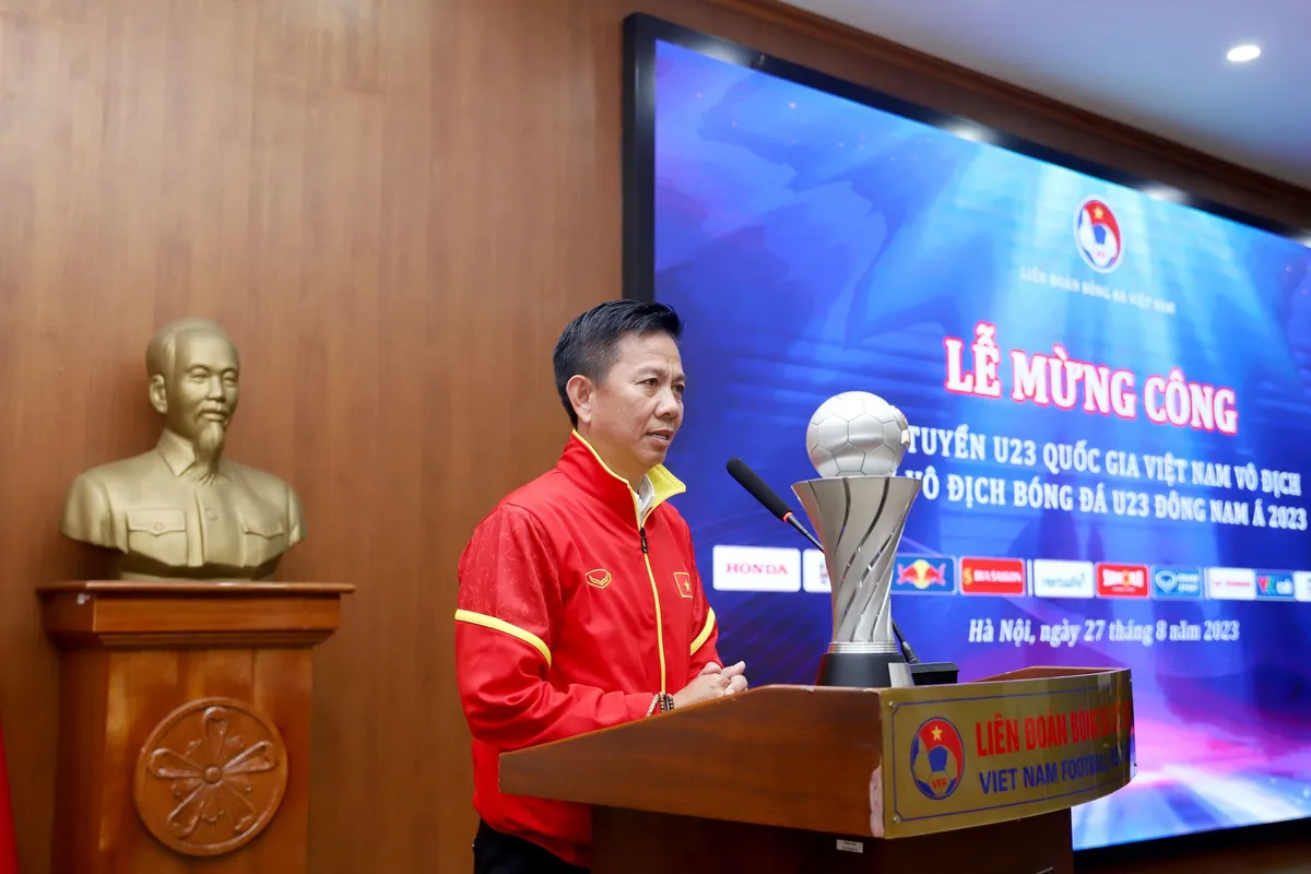 ĐT U23 Việt Nam ca kh&uacute;c khải ho&agrave;n, rạng rỡ trong lễ mừng c&ocirc;ng v&ocirc; địch U23 Đ&ocirc;ng Nam &Aacute; 2023 - Ảnh 1.