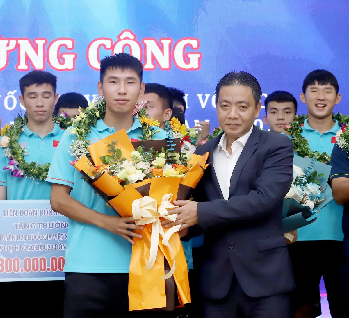 ĐT U23 Việt Nam ca kh&uacute;c khải ho&agrave;n, rạng rỡ trong lễ mừng c&ocirc;ng v&ocirc; địch U23 Đ&ocirc;ng Nam &Aacute; 2023 - Ảnh 8.