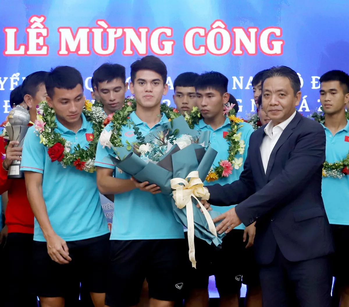 ĐT U23 Việt Nam ca kh&uacute;c khải ho&agrave;n, rạng rỡ trong lễ mừng c&ocirc;ng v&ocirc; địch U23 Đ&ocirc;ng Nam &Aacute; 2023 - Ảnh 7.