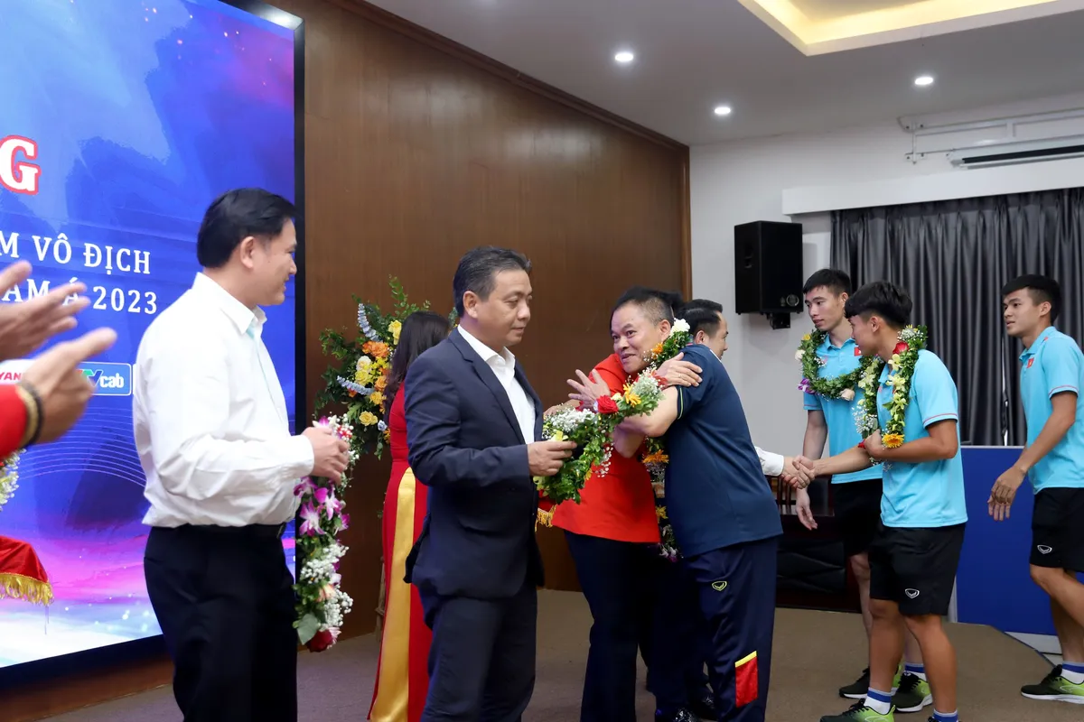 ĐT U23 Việt Nam ca kh&uacute;c khải ho&agrave;n, rạng rỡ trong lễ mừng c&ocirc;ng v&ocirc; địch U23 Đ&ocirc;ng Nam &Aacute; 2023 - Ảnh 6.