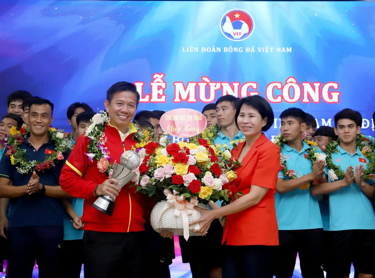 ĐT U23 Việt Nam ca kh&uacute;c khải ho&agrave;n, rạng rỡ trong lễ mừng c&ocirc;ng v&ocirc; địch U23 Đ&ocirc;ng Nam &Aacute; 2023 - Ảnh 4.