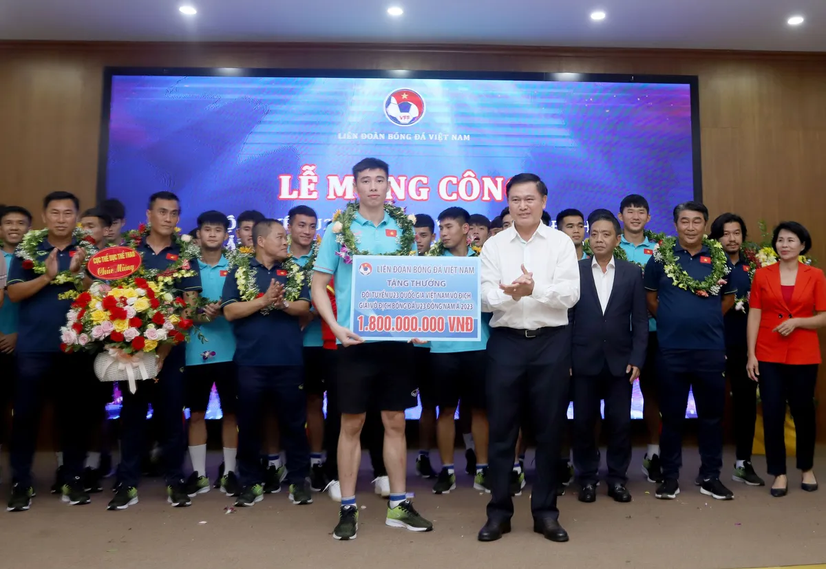 ĐT U23 Việt Nam ca kh&uacute;c khải ho&agrave;n, rạng rỡ trong lễ mừng c&ocirc;ng v&ocirc; địch U23 Đ&ocirc;ng Nam &Aacute; 2023 - Ảnh 3.