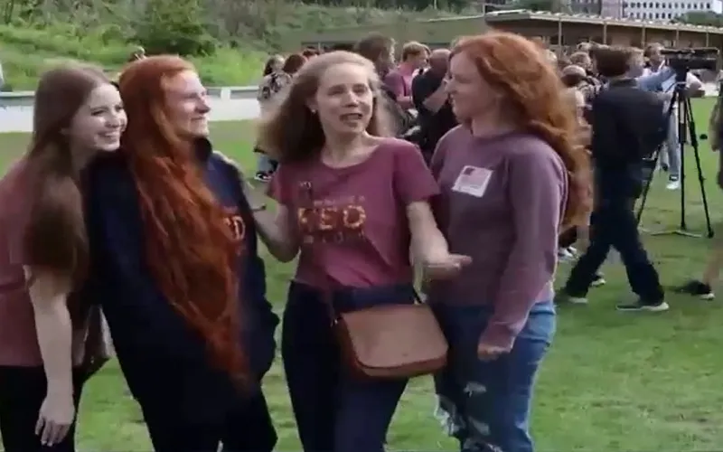 Lễ hội t&oacute;c đỏ thu h&uacute;t h&agrave;ng ngh&igrave;n người tr&ecirc;n thế giới - Ảnh 1.