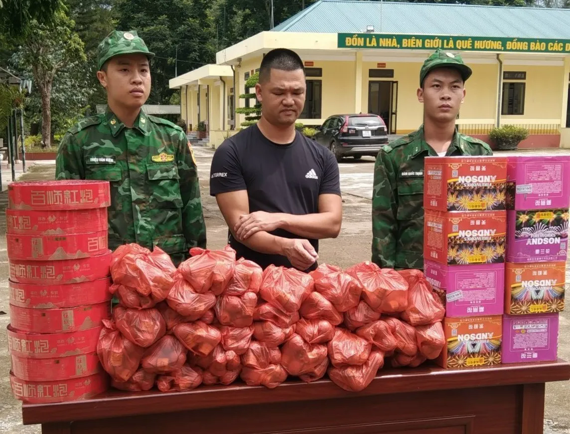 Bắt giữ các đối tượng vận chuyển pháo nổ và thuốc lá lậu - Ảnh 2.