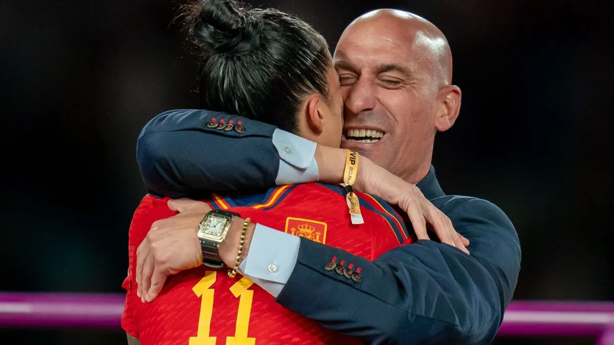 FIFA nghi&ecirc;n cứu ban h&agrave;nh lệnh cấm 15 năm với chủ tịch LĐBĐ T&acirc;y Ban Nha - Ảnh 1.