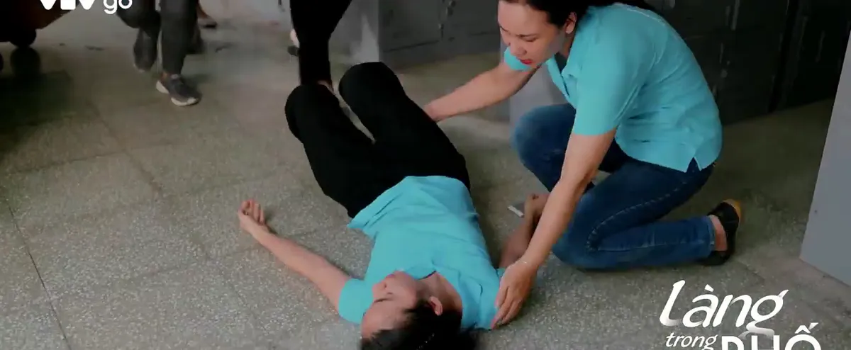 L&agrave;ng trong phố - Tập 22: Ho&agrave;i ngất xỉu, liệu c&oacute; bị bệnh nặng? - Ảnh 3.