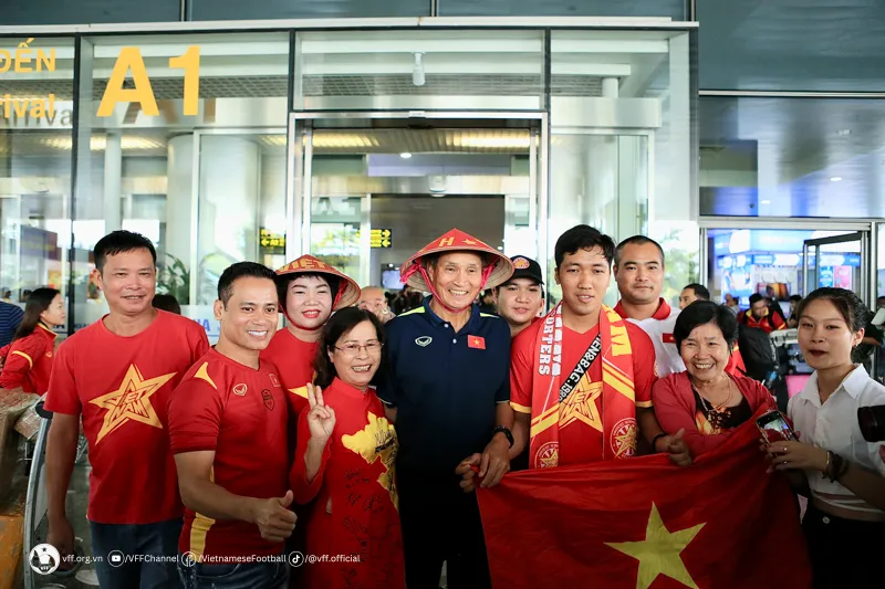 Đội tuyển nữ Việt Nam trở về trong sự ch&agrave;o đ&oacute;n của người h&acirc;m mộ - Ảnh 16.