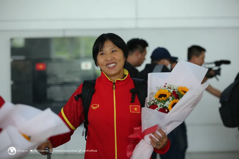 Đội tuyển nữ Việt Nam trở về trong sự ch&agrave;o đ&oacute;n của người h&acirc;m mộ - Ảnh 10.