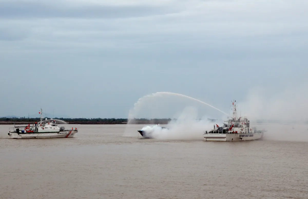 Diễn tập tìm kiếm, cứu hộ cứu nạn và ứng phó sự cố tràn dầu trên biển - Ảnh 1.