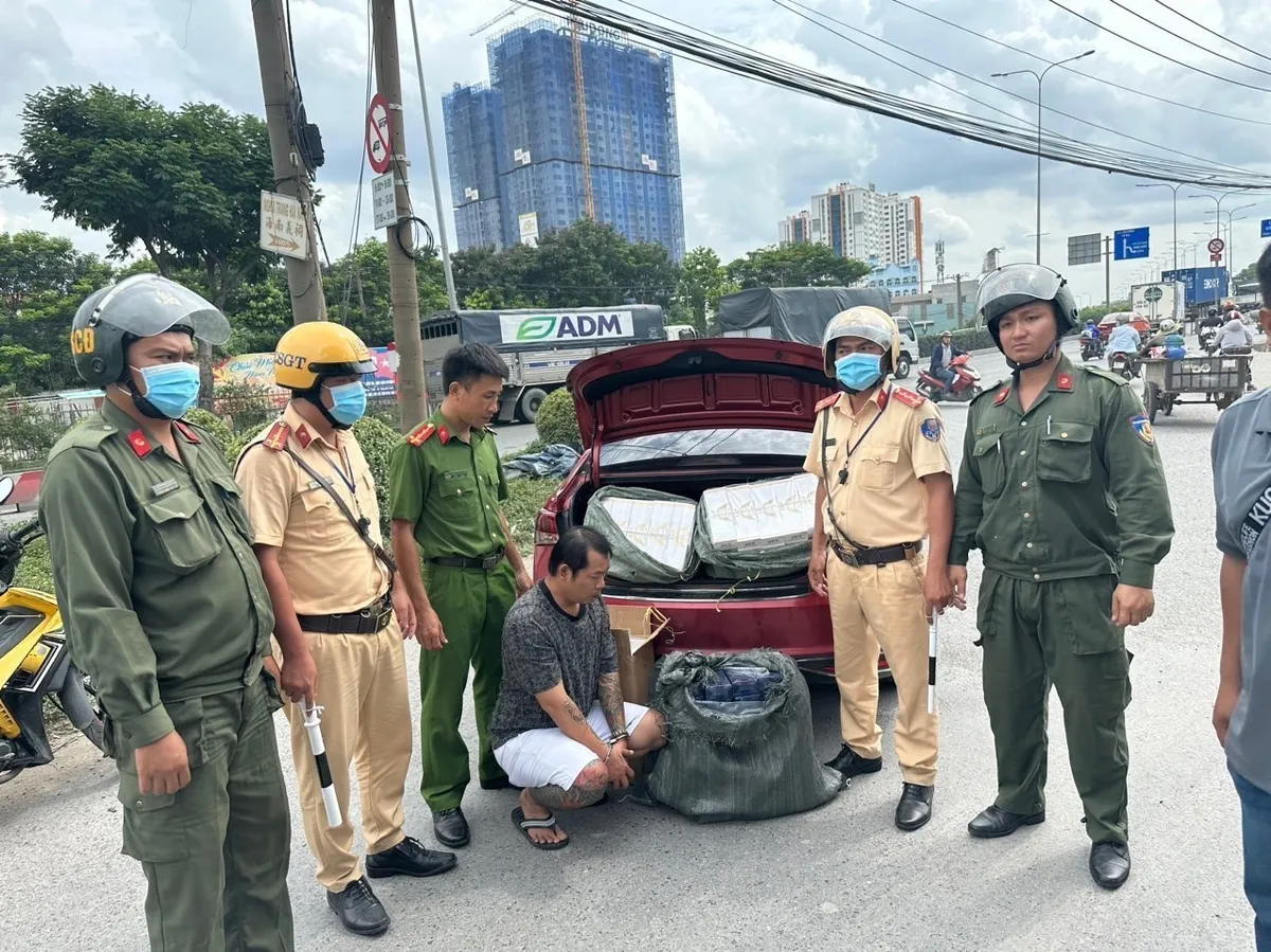 Liên tiếp phát hiện xe chở thuốc lá lậu tại Bình Dương - Ảnh 2.