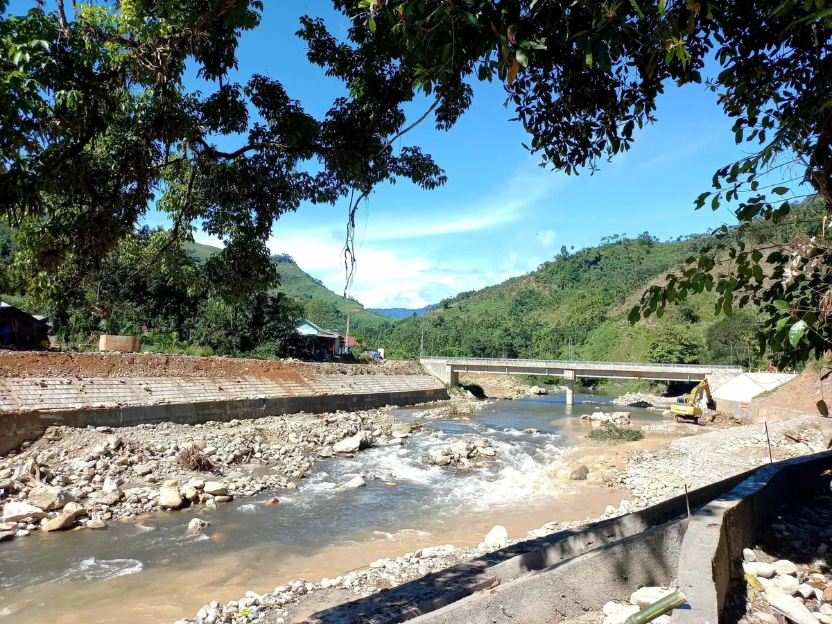 Hoàn thành kè chống sạt lở, bảo đảm an toàn khu dân cư xã Trà Leng, Quảng Nam - Ảnh 1.