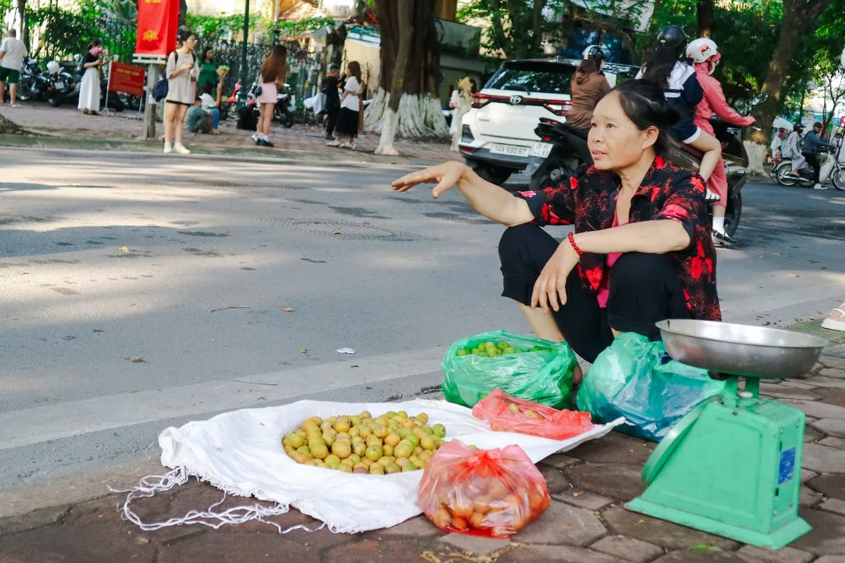 Đặc sản Hà Nội ngày cuối mùa, người dân tranh nhau mua - Ảnh 2.