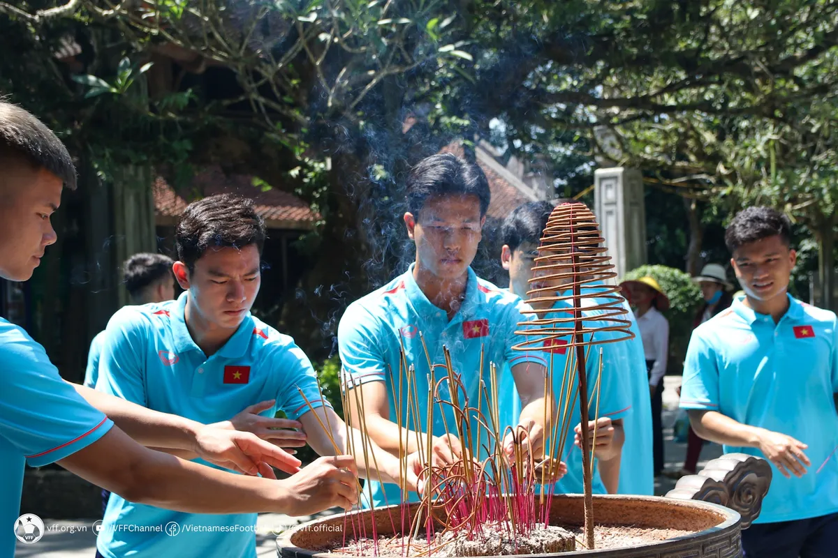 Đội tuyển U23 Việt Nam dâng hương tưởng niệm các Vua Hùng - Ảnh 3. Đội tuyển U23 Việt Nam dâng hương tưởng niệm các Vua Hùng - Ảnh 3.