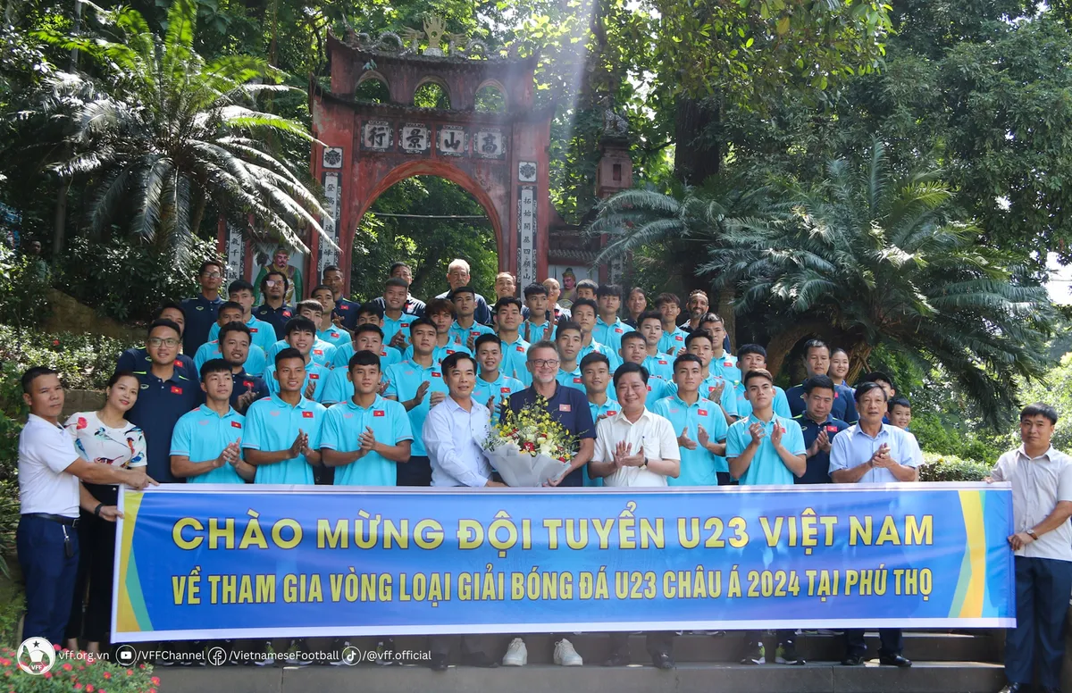 Đội tuyển U23 Việt Nam dâng hương tưởng niệm các Vua Hùng - Ảnh 1. Đội tuyển U23 Việt Nam dâng hương tưởng niệm các Vua Hùng - Ảnh 1.