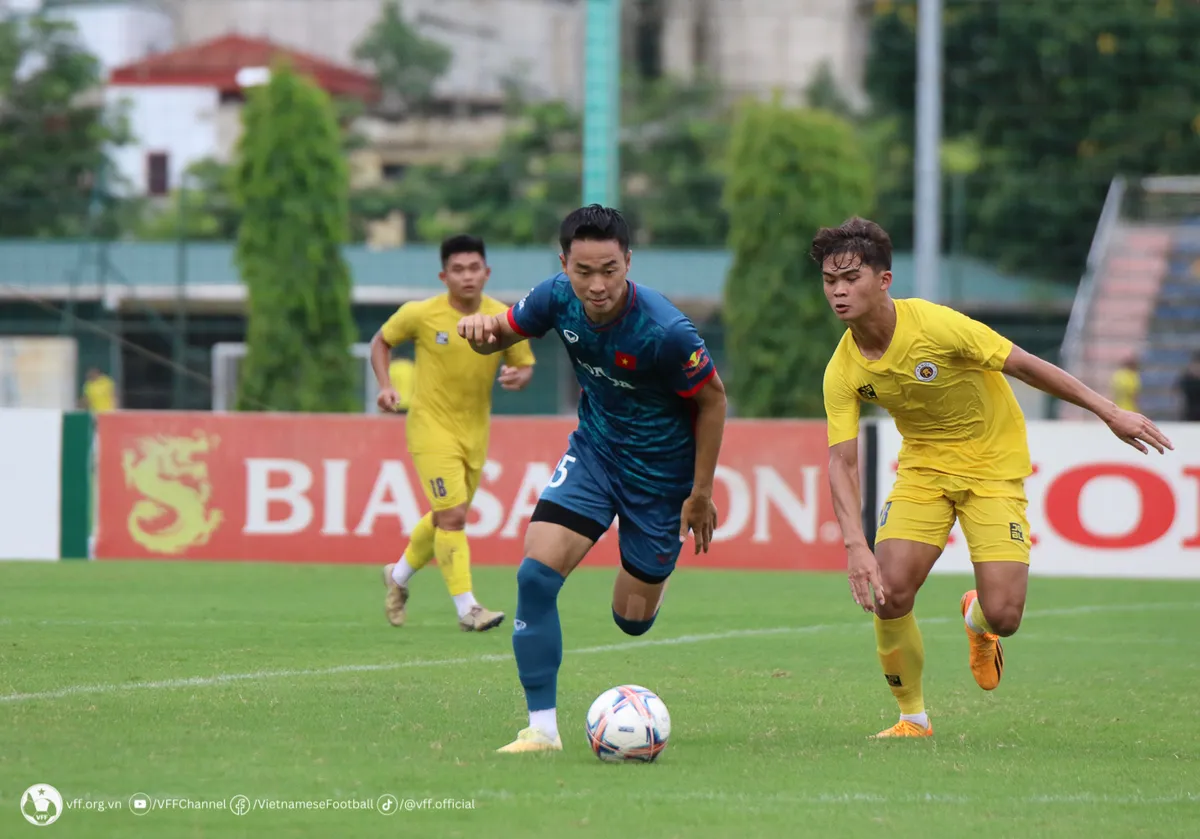 Các cầu thủ U23 Việt Nam nỗ lực thể hiện khả năng trong trận đấu tập với U21 Hà Nội - Ảnh 4. Các cầu thủ U23 Việt Nam nỗ lực thể hiện khả năng trong trận đấu tập với U21 Hà Nội - Ảnh 4.