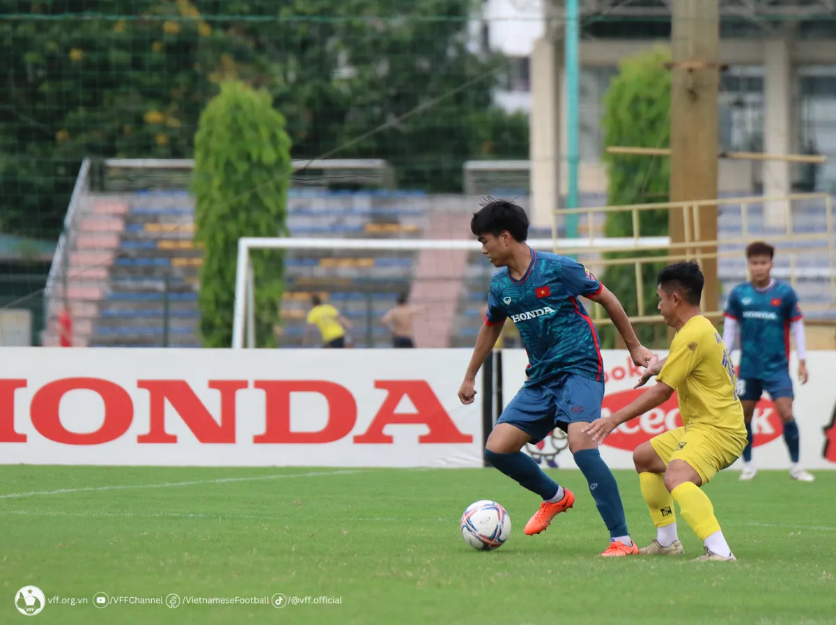 Các cầu thủ U23 Việt Nam nỗ lực thể hiện khả năng trong trận đấu tập với U21 Hà Nội - Ảnh 3. Các cầu thủ U23 Việt Nam nỗ lực thể hiện khả năng trong trận đấu tập với U21 Hà Nội - Ảnh 3.