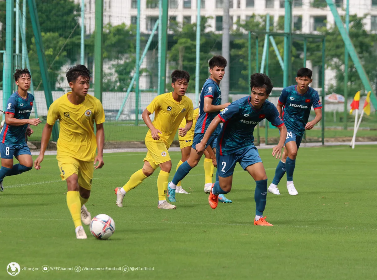 Các cầu thủ U23 Việt Nam nỗ lực thể hiện khả năng trong trận đấu tập với U21 Hà Nội - Ảnh 2. Các cầu thủ U23 Việt Nam nỗ lực thể hiện khả năng trong trận đấu tập với U21 Hà Nội - Ảnh 2.