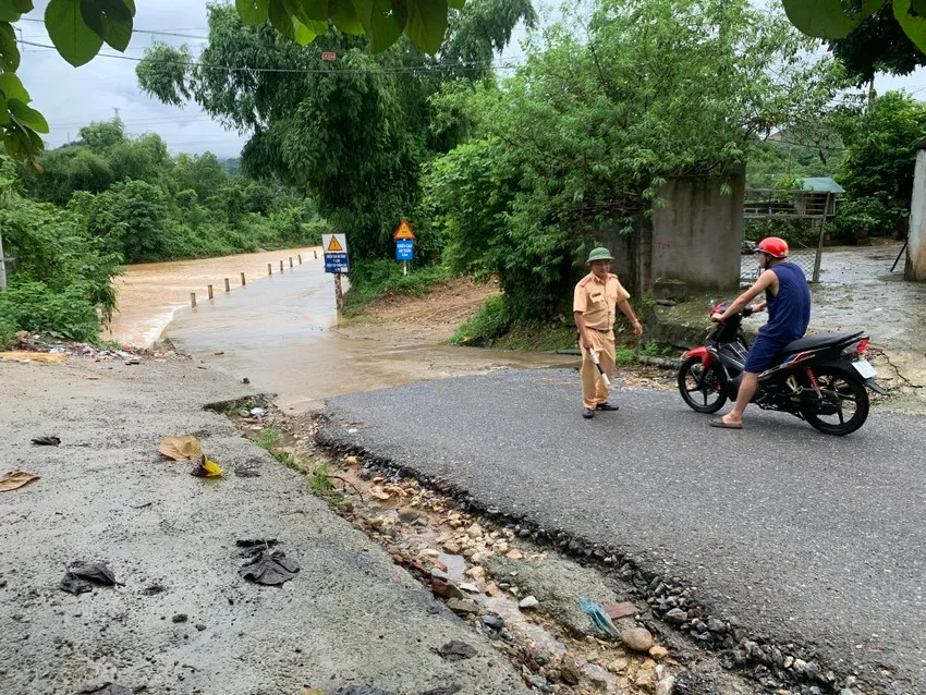 Mưa lớn kéo dài, nhiều tuyến đường ở Hòa Bình và Điện Biên bị sạt lở đất đá - Ảnh 2.