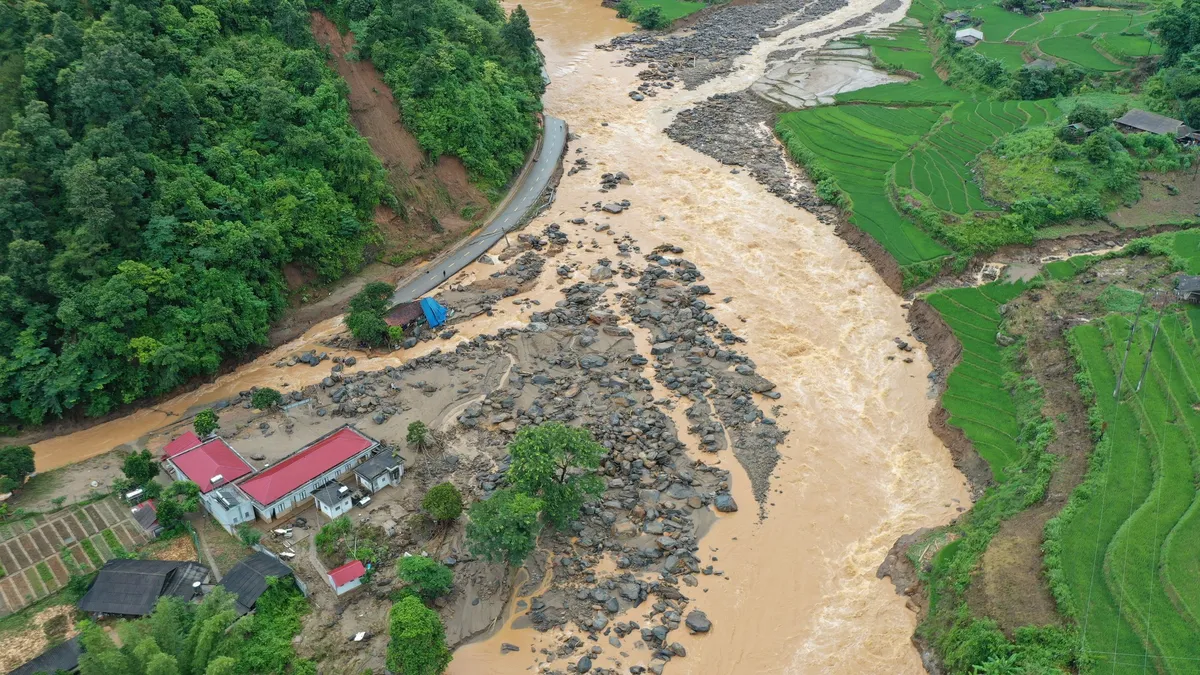 Mù Cang Chải tan hoang sau trận lũ lớn - Ảnh 9.