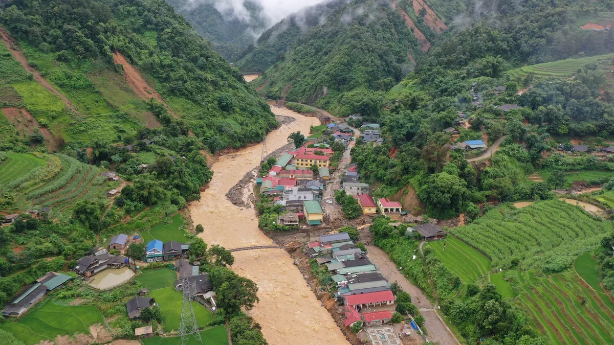 Mù Cang Chải tan hoang sau trận lũ lớn - Ảnh 3.