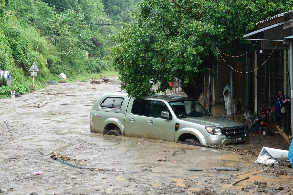 Mù Cang Chải tan hoang sau trận lũ lớn - Ảnh 5.