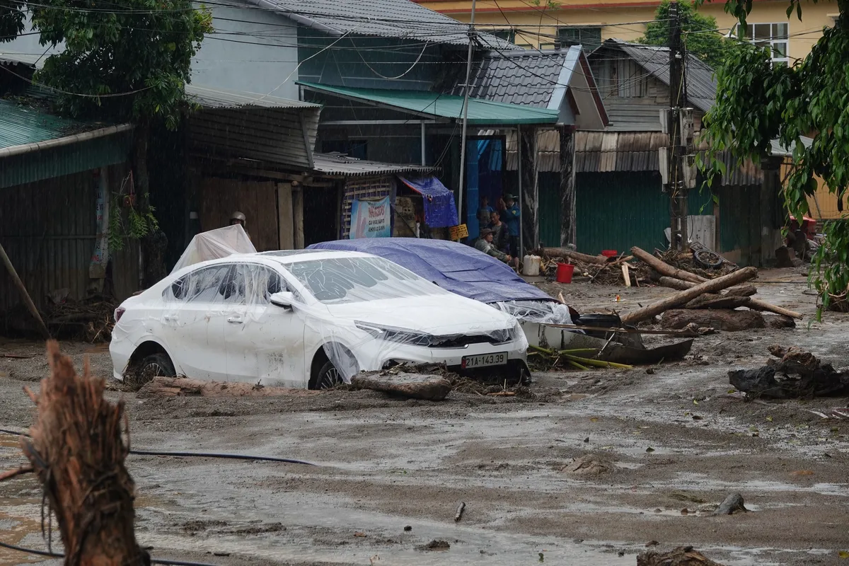 Mù Cang Chải tan hoang sau trận lũ lớn - Ảnh 6.