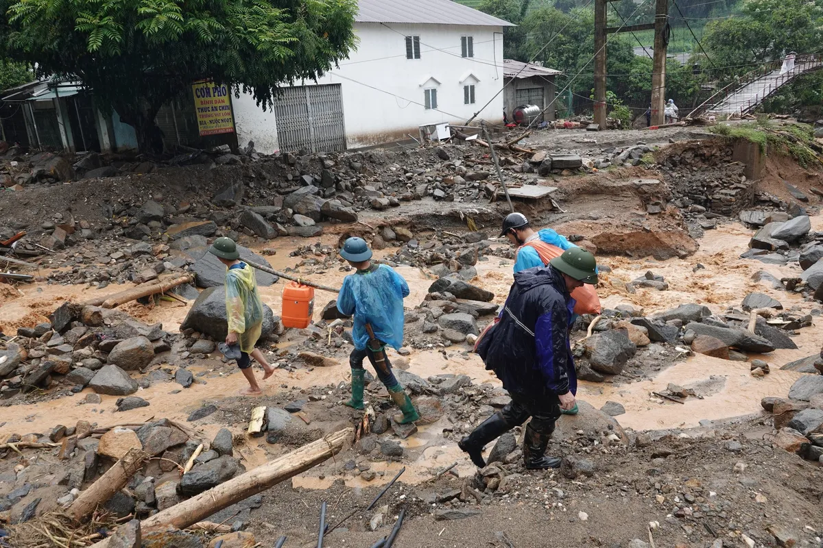 Mù Cang Chải tan hoang sau trận lũ lớn - Ảnh 13.