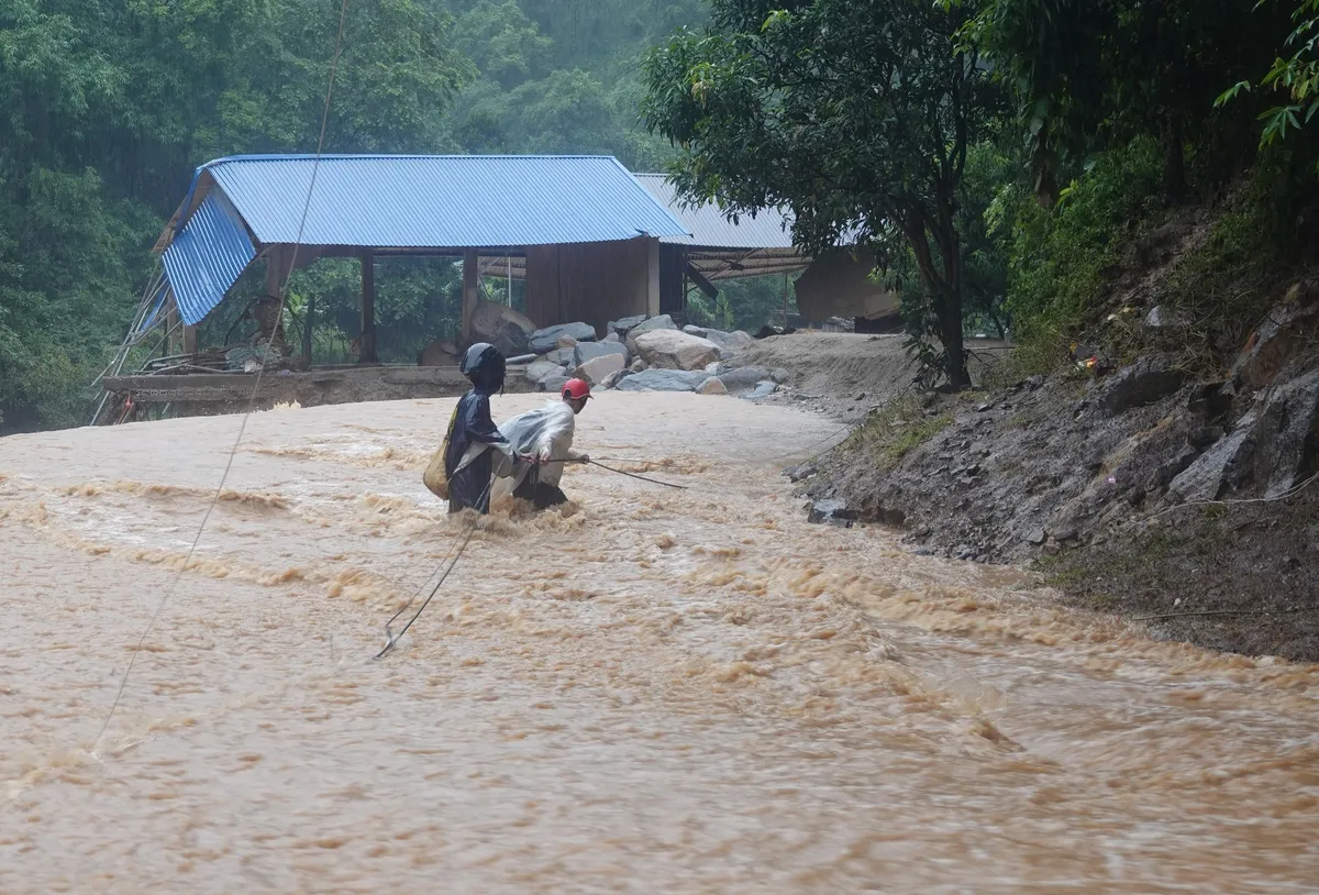 Mù Cang Chải tan hoang sau trận lũ lớn - Ảnh 4.