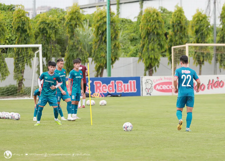 ĐT U23 Việt Nam tăng tốc tập luyện chuẩn bị cho giải Đông Nam Á 2023 - Ảnh 1. ĐT U23 Việt Nam tăng tốc tập luyện chuẩn bị cho giải Đông Nam Á 2023 - Ảnh 1.