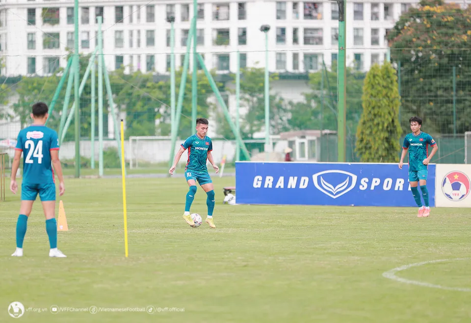 ĐT U23 Việt Nam tăng tốc tập luyện chuẩn bị cho giải Đông Nam Á 2023 - Ảnh 7. ĐT U23 Việt Nam tăng tốc tập luyện chuẩn bị cho giải Đông Nam Á 2023 - Ảnh 7.