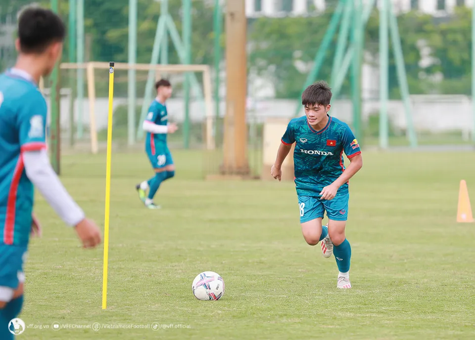 ĐT U23 Việt Nam tăng tốc tập luyện chuẩn bị cho giải Đông Nam Á 2023 - Ảnh 4. ĐT U23 Việt Nam tăng tốc tập luyện chuẩn bị cho giải Đông Nam Á 2023 - Ảnh 4.