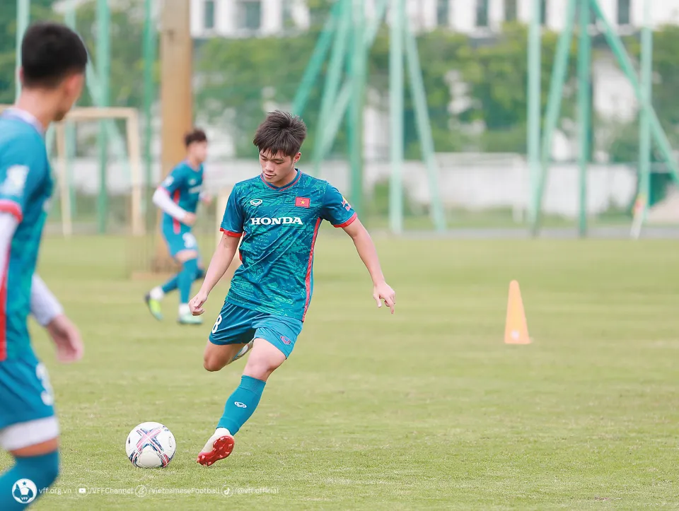ĐT U23 Việt Nam tăng tốc tập luyện chuẩn bị cho giải Đông Nam Á 2023 - Ảnh 3. ĐT U23 Việt Nam tăng tốc tập luyện chuẩn bị cho giải Đông Nam Á 2023 - Ảnh 3.