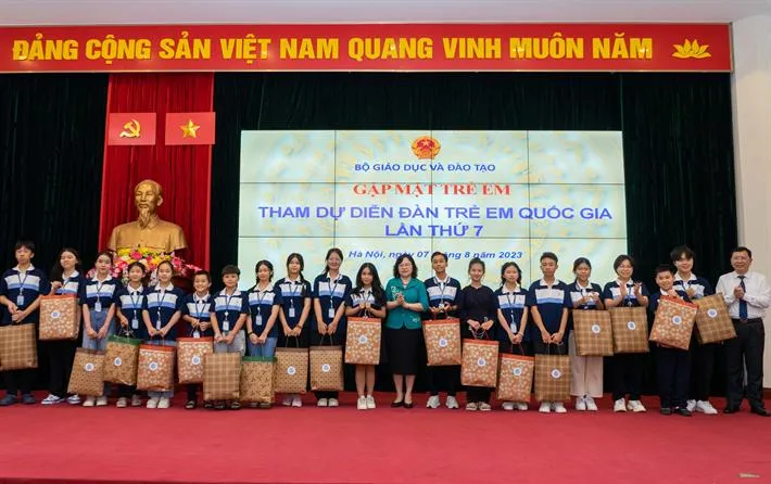 Bộ GDĐT gặp mặt học sinh tham dự Diễn đàn Trẻ em quốc gia lần thứ 7 - Ảnh 2.