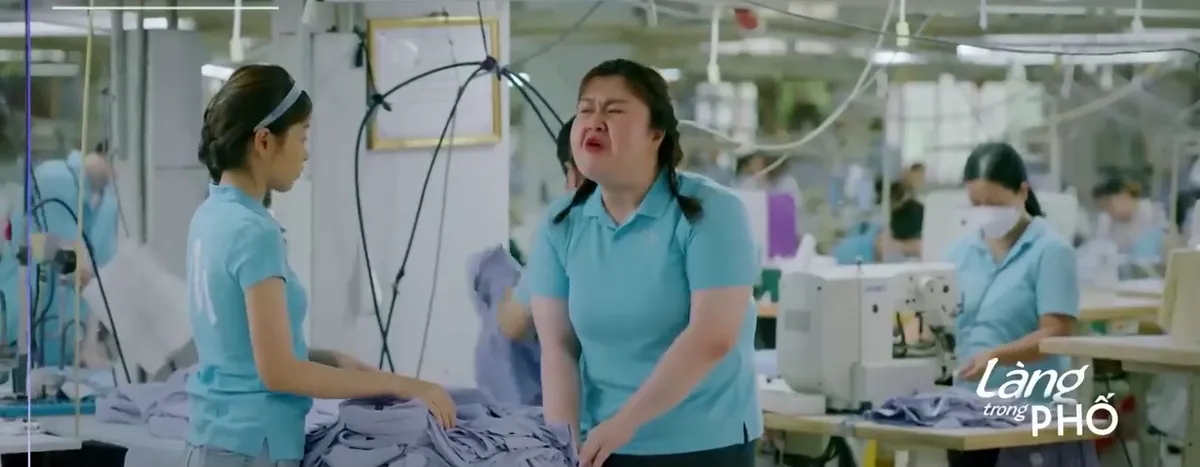 L&agrave;ng trong phố - Tập 6: Ho&agrave;i bị đồng nghiệp đ&aacute; x&eacute;o - Ảnh 2.