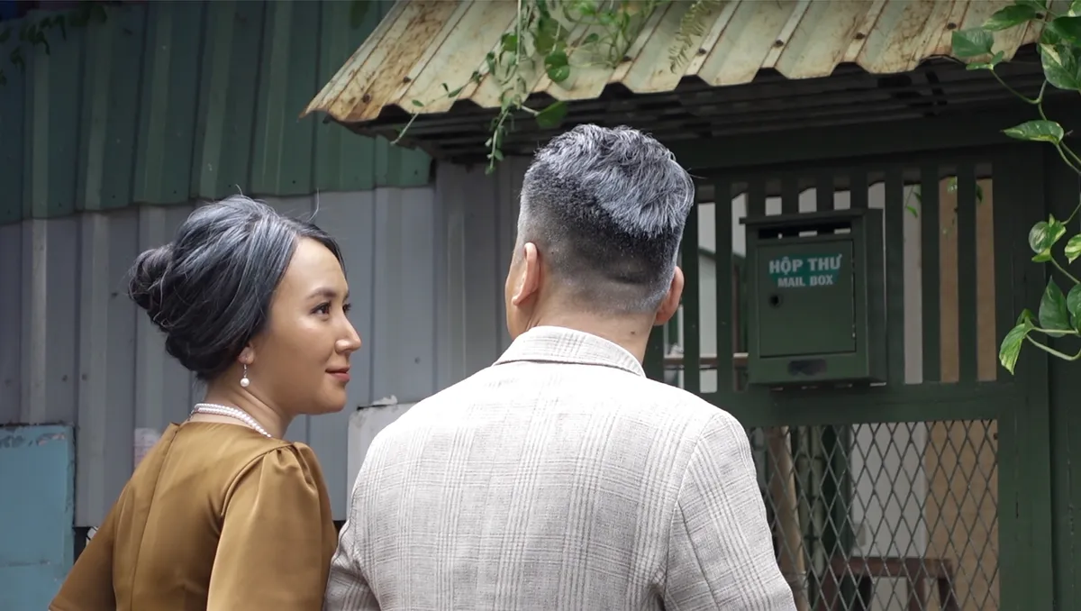 Khắc Việt và bà xã “tình bể bình” trong MV Sau này chúng ta giàu - Ảnh 4. Khắc Việt và bà xã “tình bể bình” trong MV Sau này chúng ta giàu - Ảnh 4.