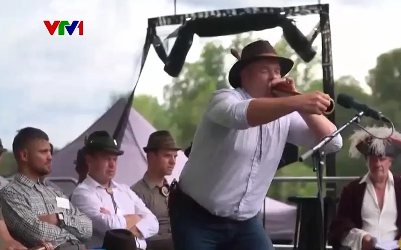 Độc đ&aacute;o cuộc thi gọi hươu tại Latvia - Ảnh 1.