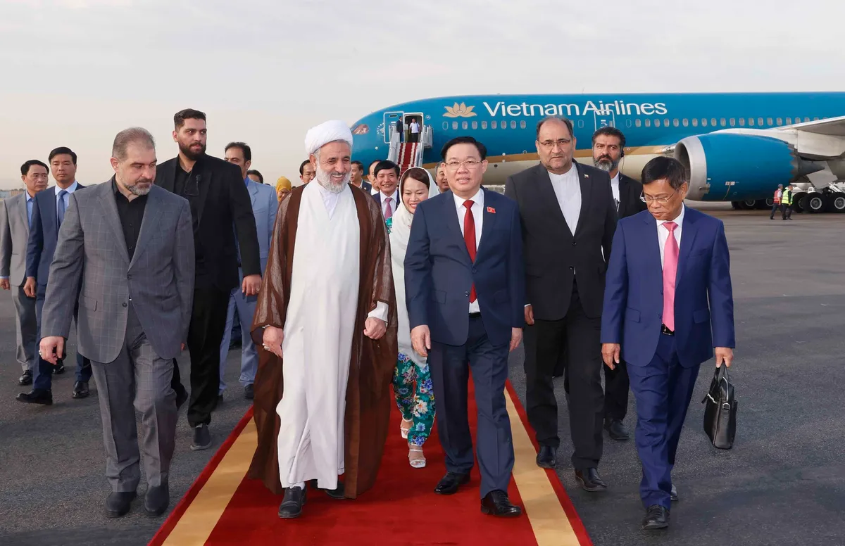 Chủ tịch Quốc hội Vương Đình Huệ đến thủ đô Tehran, bắt đầu thăm chính thức Cộng hòa Hồi giáo Iran - Ảnh 5. Chủ tịch Quốc hội Vương Đình Huệ đến thủ đô Tehran, bắt đầu thăm chính thức Cộng hòa Hồi giáo Iran - Ảnh 5.