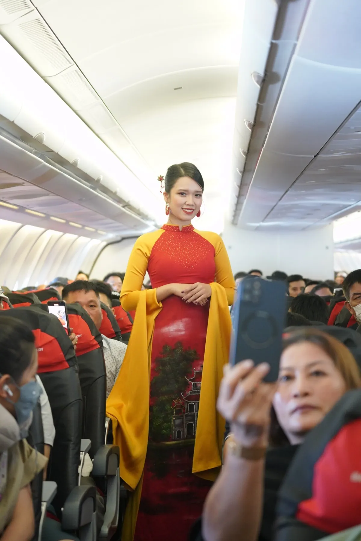 Rộn ràng hình ảnh cờ đỏ sao vàng trên những chuyến bay Vietjet dịp 2/9 - Ảnh 14.