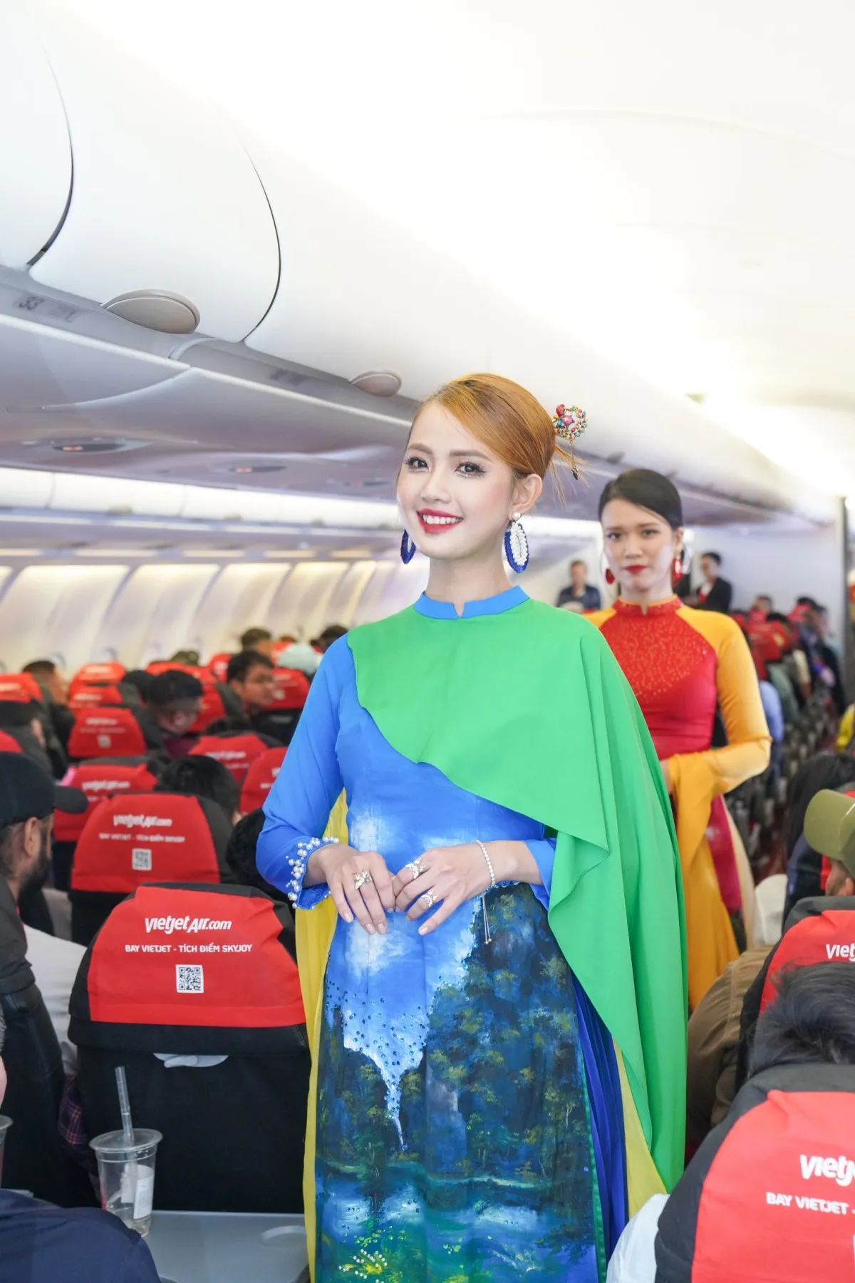 Rộn ràng hình ảnh cờ đỏ sao vàng trên những chuyến bay Vietjet dịp 2/9 - Ảnh 15.