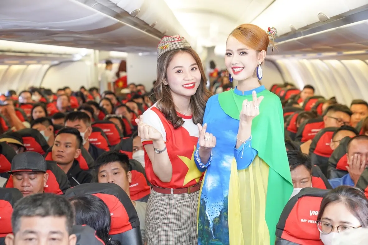 Rộn ràng hình ảnh cờ đỏ sao vàng trên những chuyến bay Vietjet dịp 2/9 - Ảnh 16.