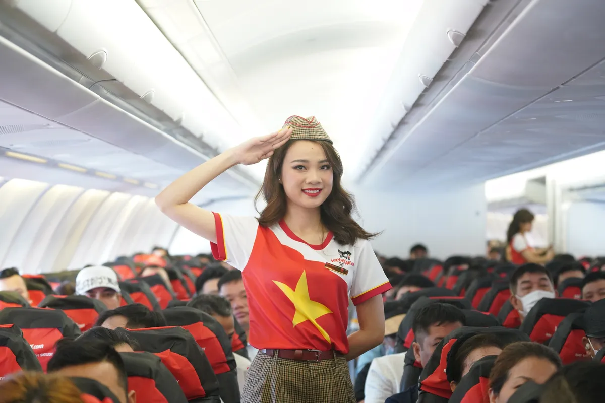 Rộn ràng hình ảnh cờ đỏ sao vàng trên những chuyến bay Vietjet dịp 2/9 - Ảnh 1.