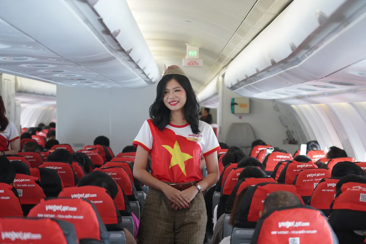 Rộn ràng hình ảnh cờ đỏ sao vàng trên những chuyến bay Vietjet dịp 2/9 - Ảnh 3.