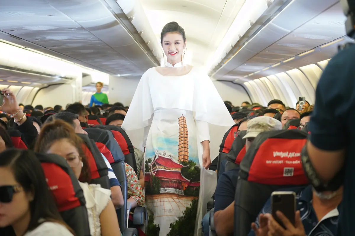 Rộn ràng hình ảnh cờ đỏ sao vàng trên những chuyến bay Vietjet dịp 2/9 - Ảnh 12.