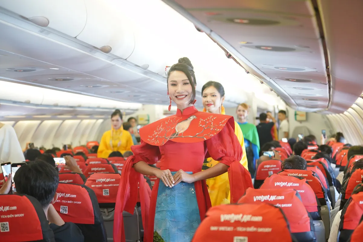 Rộn ràng hình ảnh cờ đỏ sao vàng trên những chuyến bay Vietjet dịp 2/9 - Ảnh 9.