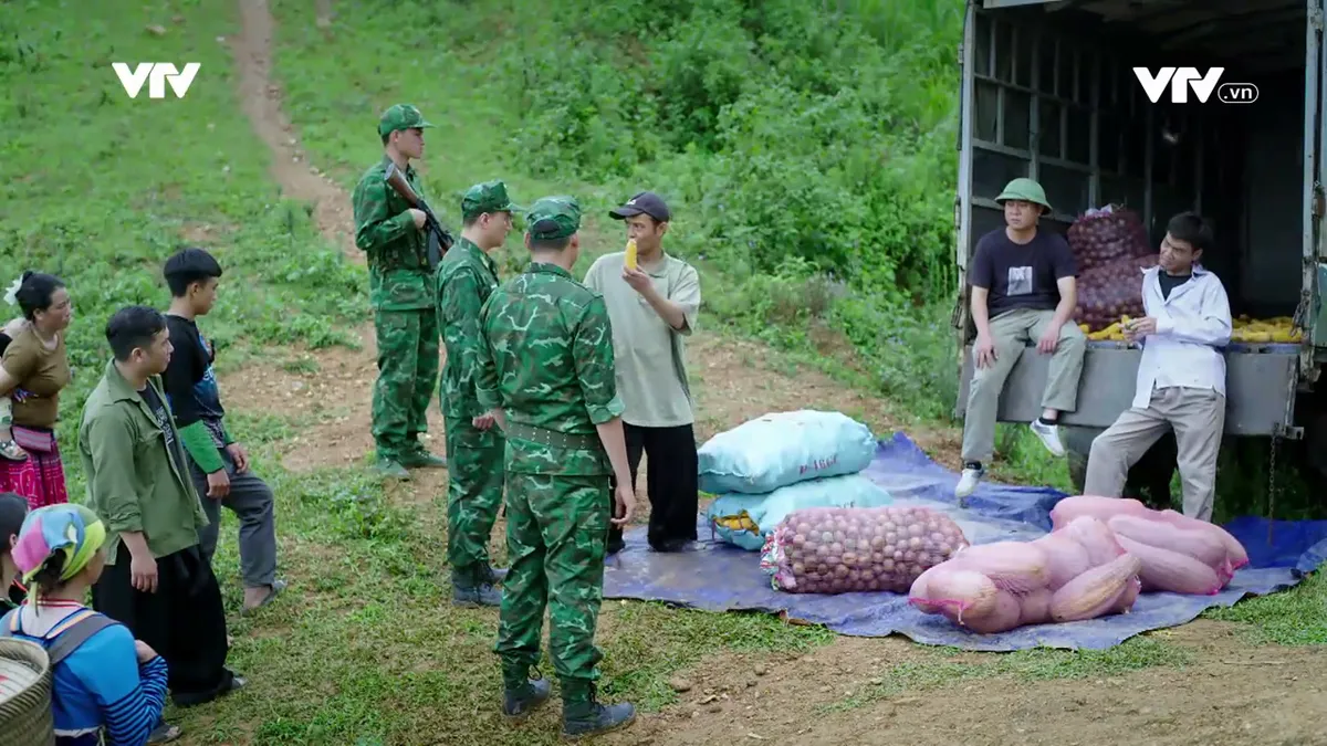 Cuộc chiến không giới tuyến - Tập 1: Đồn trưởng mới được gái bản khen đẹp trai nhưng lại khiến cấp dưới e sợ - Ảnh 7.