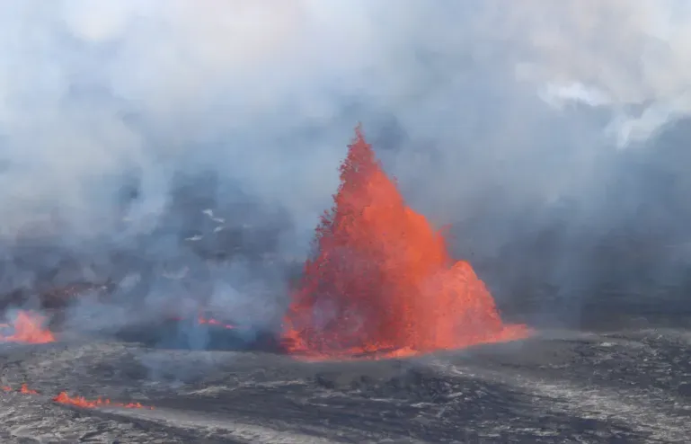 Núi lửa Kilauea ở Hawaii phun trào lần thứ ba trong năm nay - Ảnh 3.