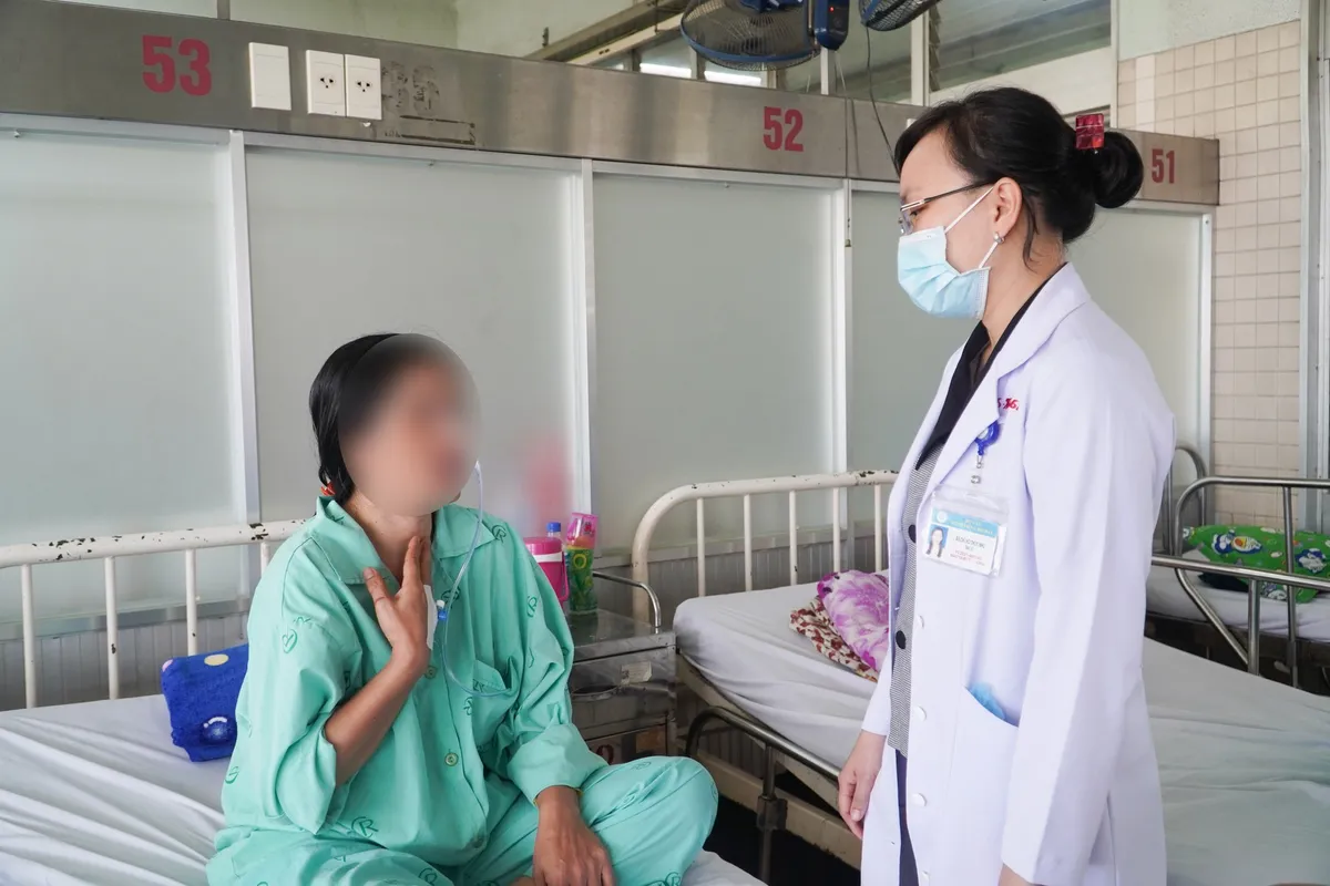 Nhiều ca bệnh nguy kịch vì chữa hóc dị vật bằng mẹo dân gian - Ảnh 1.