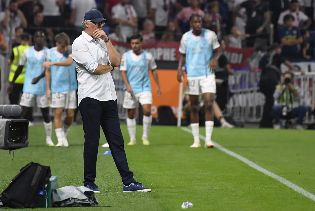 Lyon sa thải HLV Laurent Blanc - Ảnh 1. Lyon sa thải HLV Laurent Blanc - Ảnh 1.