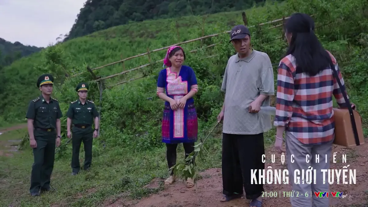 Cuộc chiến kh&ocirc;ng giới tuyến - Tập 2: T&acirc;n Đồn trưởng lần đầu chạm mặt c&ocirc; y t&aacute; bản xinh đẹp - Ảnh 1.