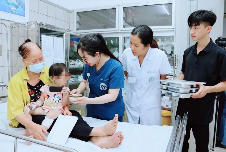 Tình trạng sức khỏe 7 trẻ nhỏ là nạn nhân vụ cháy đang điều trị tại Bệnh viện Bạch Mai - Ảnh 1. Tình trạng sức khỏe 7 trẻ nhỏ là nạn nhân vụ cháy đang điều trị tại Bệnh viện Bạch Mai - Ảnh 1.